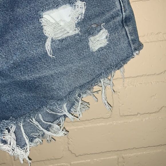 Levi’s Distressed Frayed Cut Off Shorts - Picture 6 of 13